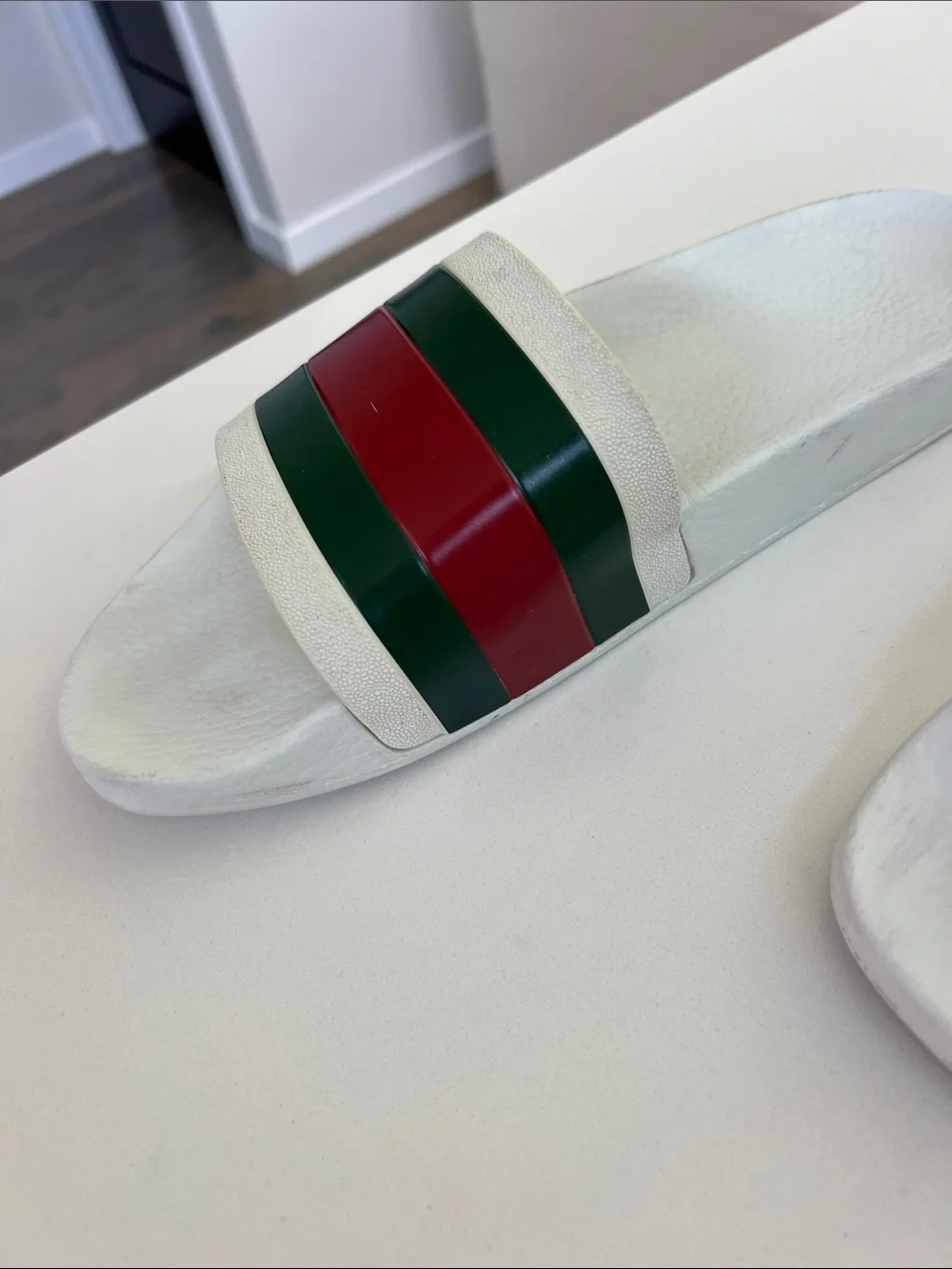 Gucci pursuit ‘72 web rubber open toe slide white sandals green and red striped